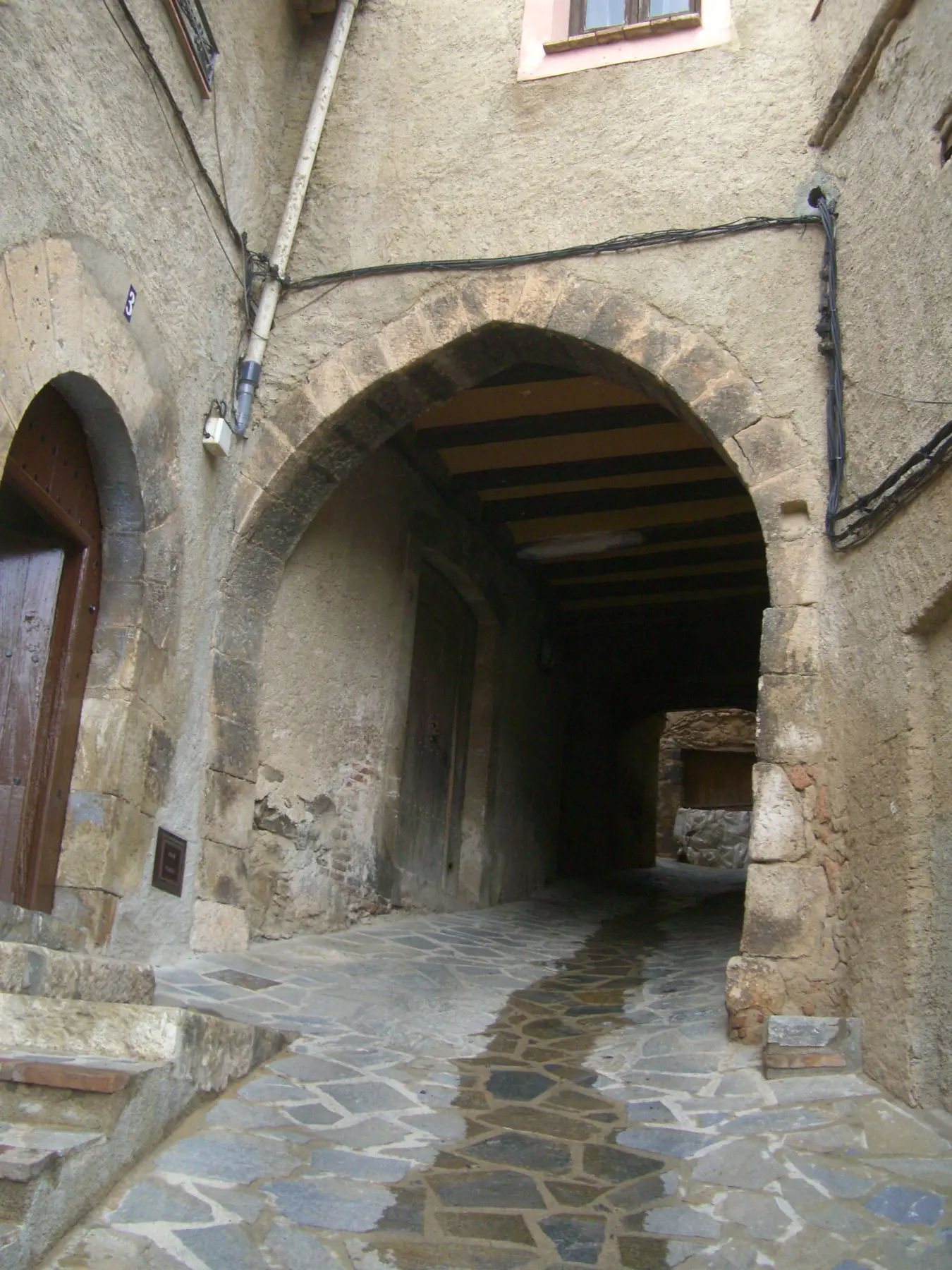 The enclosed Carrer que No Passa in La Vilella Baixa